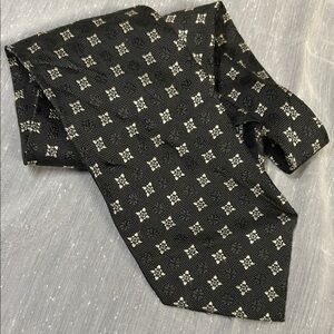 Hugo Boss Black and Gold Patterned 100% silk Tie